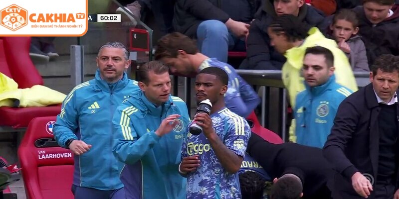 Cổ động viên phủ kín khán đài trong trận Ajax với PSV tại Amsterdam Arena